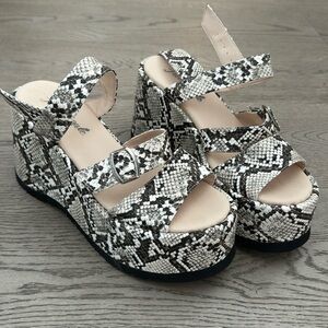 BRAND NEW -  PEOPLE PLATFORM SANDALS (NEVER WORN)